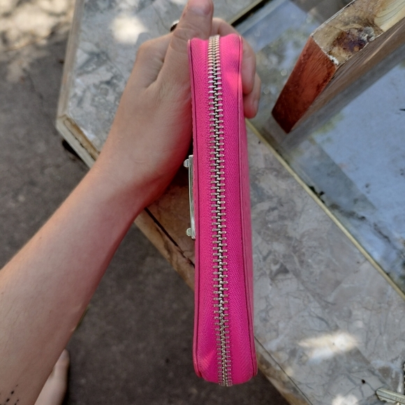 Stella & Dot Fuchsia Cutout Wallet - Picture 3 of 8